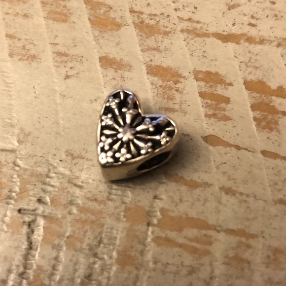 PANDORA Snowflake Heart Charm - Picture 3 of 5